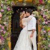 Marina Ruy Barbosa e Xande Negrão se beijam após o casamento religioso em Goiás