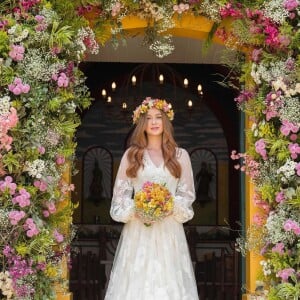 A entrada da capela em Goiás na qual Marina Ruy Barbosa casal foi decorada com flores variadas