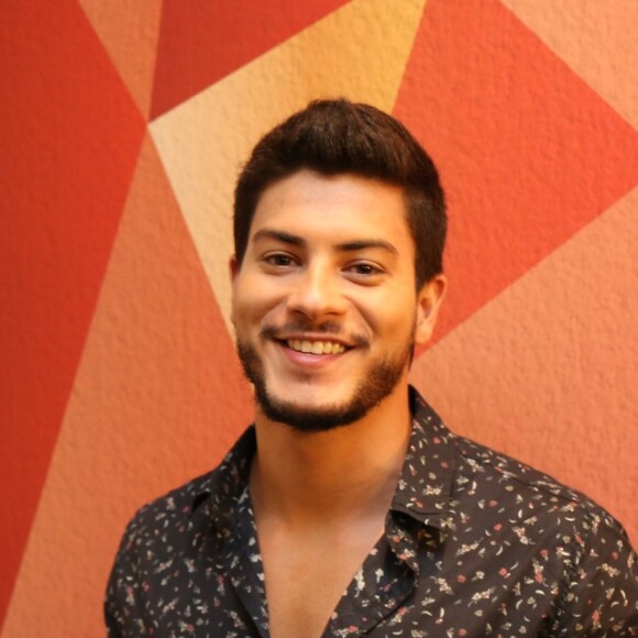 Arthur Aguiar sugere mudança de visual após passagem de tempo em na novela 'O Outro Lado do Paraíso': 'Acredito que quando ele chegar na segundo fase, a barba volte'