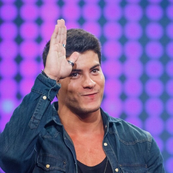 Arthur Aguiar diz que Diego, seu personagem em 'O Outro Lado do Paraíso', terá problemas com os pais e irmão: 'Ele vem de uma família muito hipócrita, que aparenta um lado certinho mas são todos racistas e corruptos. Uma família totalmente desequilibrada. Então, ele tenta fugir disso'