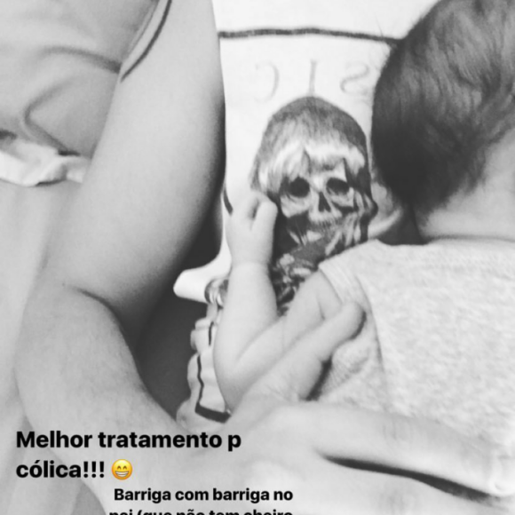 Junior Lima ensinou truque para aliviar a cólica do filho, Otto, nesta sexta-feira, 13 de outubro de 2017