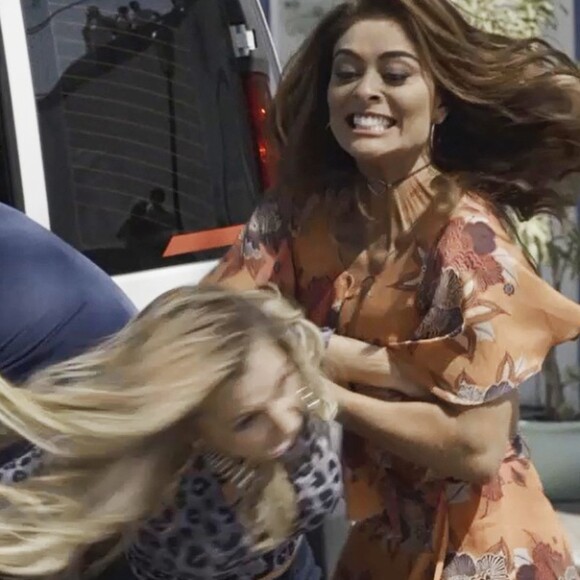 Bibi (Juliana Paes) bate em Carine (Carla Diaz) na novela 'A Força do Querer'