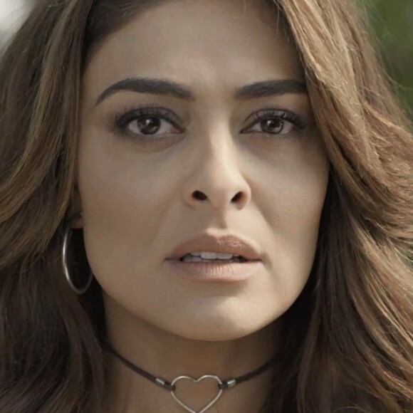 Bibi (Juliana Paes) se enfurece ao ver Carine (Carla Diaz) dentro do carro que era seu, na novela 'A Força do Querer'