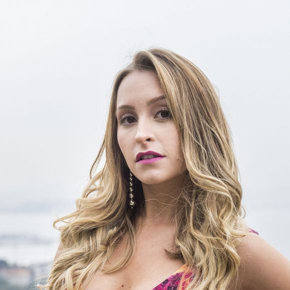 Na novela 'A Força do Querer', Carine (Carla Diaz) assume lugar de destaque no morro