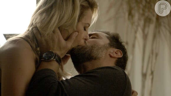 Jeiza (Paolla Oliveira) fica noiva de Caio (Rodrigo Lombardi), no final da novela 'A Força do Querer'