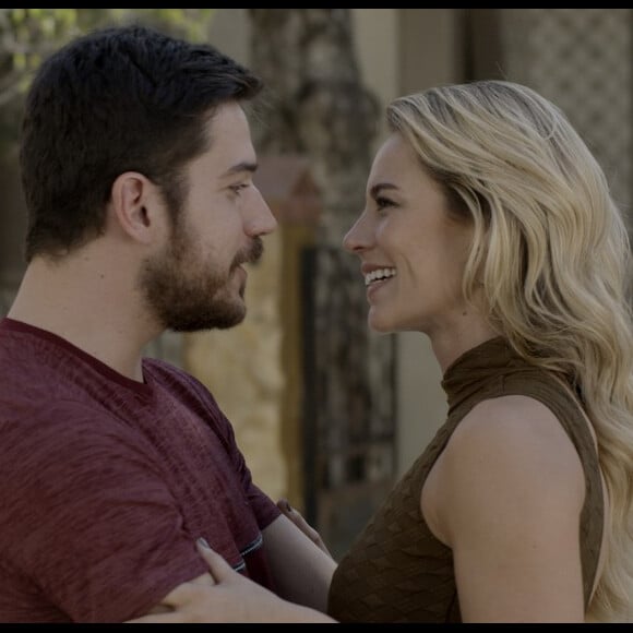 Jeiza (Paolla Oliveira) e Zeca (Marco Pigossi) se reconciliam e ficam juntos no final da novela 'A Força do Querer'