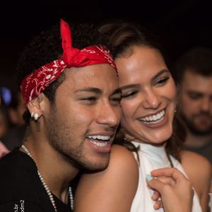 Um quadro de Neymar e Bruna Marquezine foi flagrado por um vídeo feito por um amigo do jogador em sua casa em Paris neste domingo, 15 de outubro de 2017