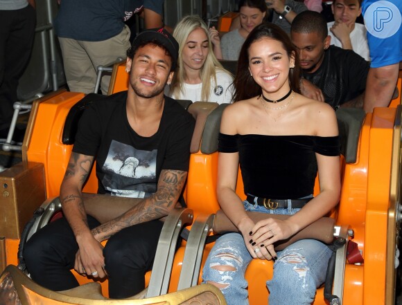 A foto mostra Neymar e Bruna Marquezine na festa à fantasia de aniversário de Gabriel Medina, em dezembro de 2016