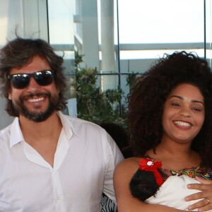 Juliana Alves foi fotografada deixando a maternidade com o marido e a filha