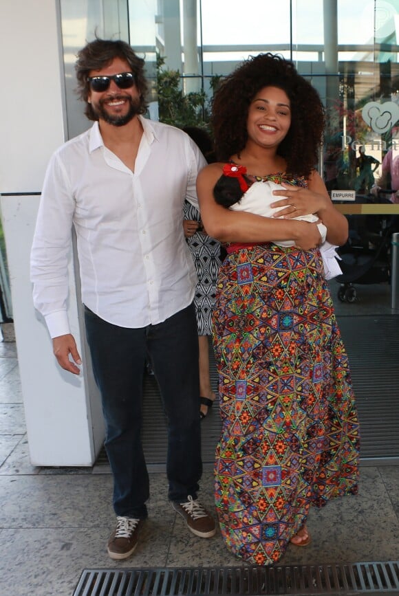 Juliana Alves foi fotografada deixando a maternidade com o marido e a filha