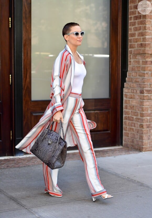 Os mesmos óculos foram usados por Kate Hudson nas ruas de Nova York: a atriz vestiu conjunto listrado Johanna Ortiz, coleção resort 2018, com sandálias Via Spiga e bolsa Michael Kors 