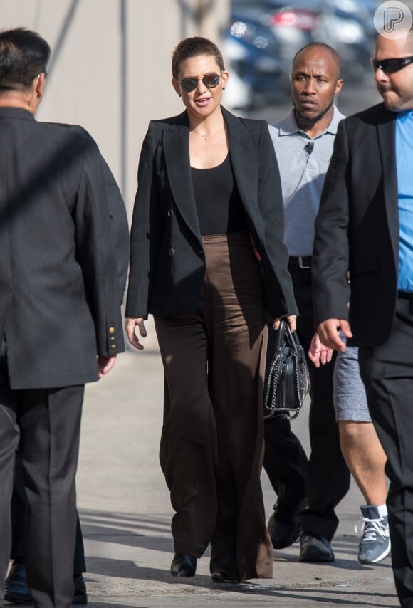 Kate Hudson foi vista em um look mais sério, com tons escuros, ao chegar ao programa 'Jimmy Kimmel Live', em Los Angeles, na Califórnia, em 12 de outubro de 2017
