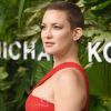 Kate Hudson abriu mão de brincos para cruzar o tapete vermelho da premiação, em Nova York