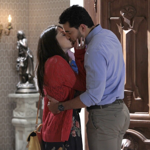 Gustavo (Carlo Porto), faz planos de se casar com Cecília (Bia Arantes), se encontra com a namorada e os dois relembram sua história de amor, na novela 'Carinha de Anjo'