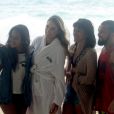 Rafa Brites posa com fãs durante ensaio na praia