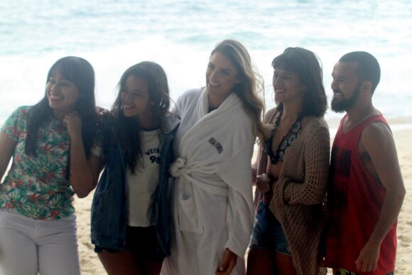 Rafa Brites posa com fãs durante ensaio na praia