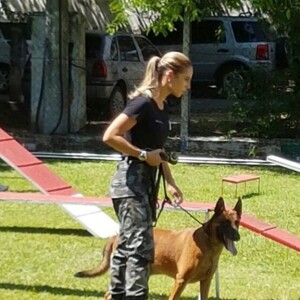 Na pele de Jeiza, Paolla teve o cão policial como parceiro em cenas importantes da trama