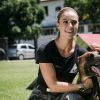 Paolla Oliveira se despede de cão policial ao gravar 'A Força do Querer' em foto nesta segunda-feira, dia 16 de outubro de 2017
