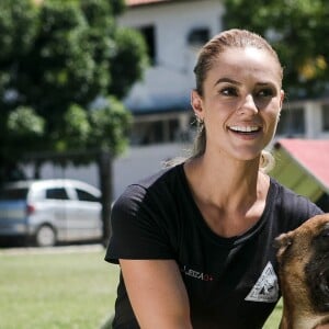 Paolla Oliveira se despede de cão policial ao gravar 'A Força do Querer' em foto nesta segunda-feira, dia 16 de outubro de 2017