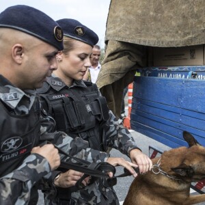 'Ganhando um carinho nas últimas gravações com meu fiel escudeiro', escreveu a atriz na legenda da foto com o cão policial