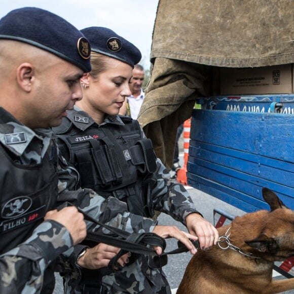 'Ganhando um carinho nas últimas gravações com meu fiel escudeiro', escreveu a atriz na legenda da foto com o cão policial