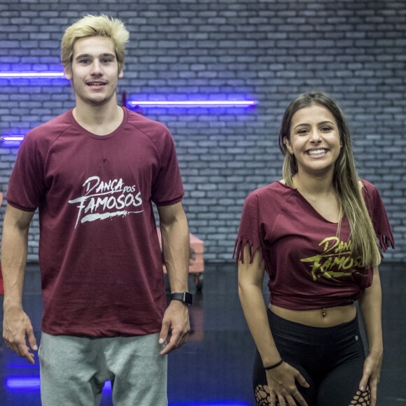 Nicolas Prattes explica beijo em coreógrafa: 'A gente ficou a semana toda pensando no beijo'