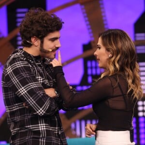 Caio Castro sensualizou com Tatá Werneck em sua participação no 'Lady Night', programa do canal Multishow, nesta segunda-feira, dia 16 de outubro de 2017