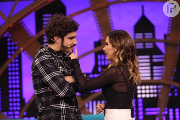 Caio Castro sensualizou com Tatá Werneck em sua participação no 'Lady Night', programa do canal Multishow, nesta segunda-feira, dia 16 de outubro de 2017