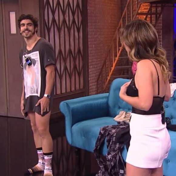 Tatá Werneck tirou sua blusa durante quadro do 'Lady Night' com participação de Caio Castro, que ficou nu