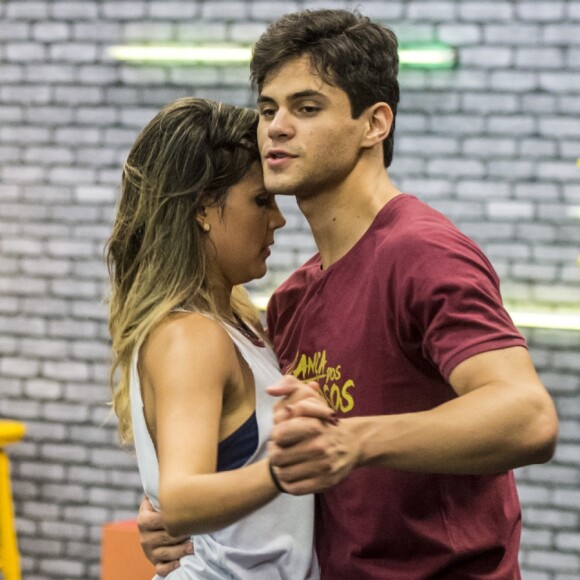 Lucas Veloso prefere manter sigilo sobre namoro com Nathalia Melo, sua coreógrafa no 'Dança dos Famosos'