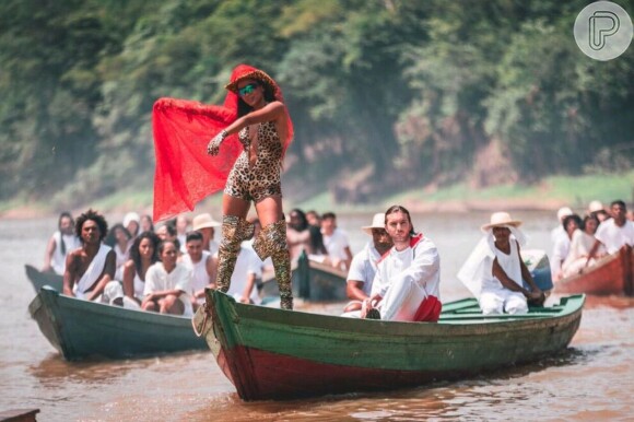 Anitta falou que teve ajuda de um pajé nas gravações do clipe, na Amazônia