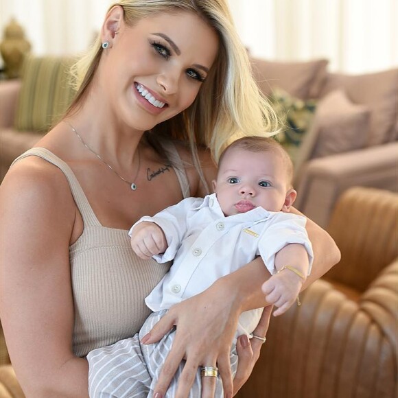 Gusttavo Lima toca piano com o filho, Gabriel, e Andressa Suita tieta com vídeo postado no Instagram Stories