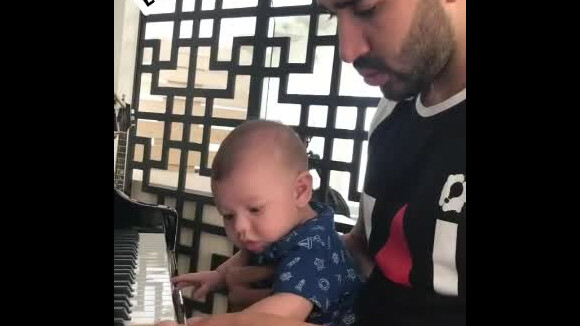 Andressa Suita filma o filho, Gabriel, aprendendo a tocar piano com o pai em vídeo nesta terça-feira, dia 17 de outubro de 2017