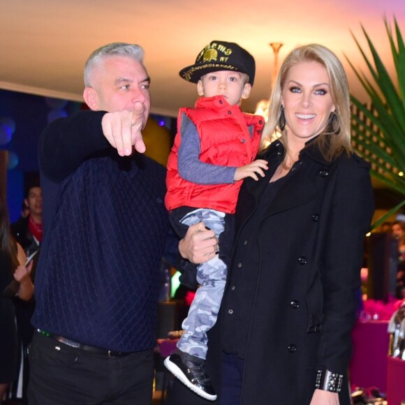 Ana Hickmann não se intimidou e pediu para que o hater repetisse os comentários direcionando à ela: 'Agora vai ter que falar na minha cara todas as barbaridades que escreveu sobre meu filho no seu perfil'