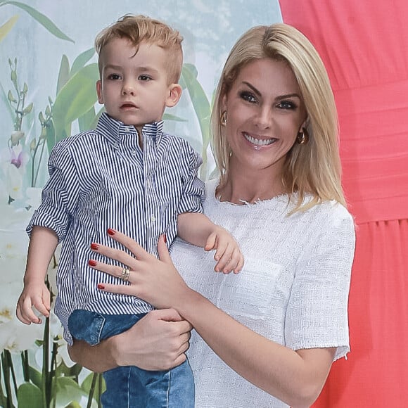 Filho de Ana Hickmann, Alexandre Jr, de 3 anos, é xingado na internet e apresentadora se irrita com hater