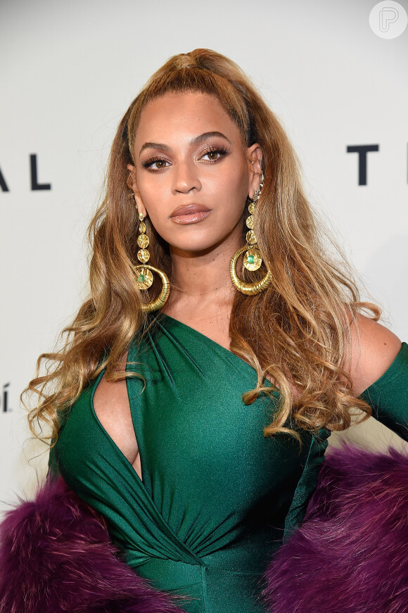 Beyoncé aposta em penteado half ponytail e maxibrincos Lorraine Schwartz