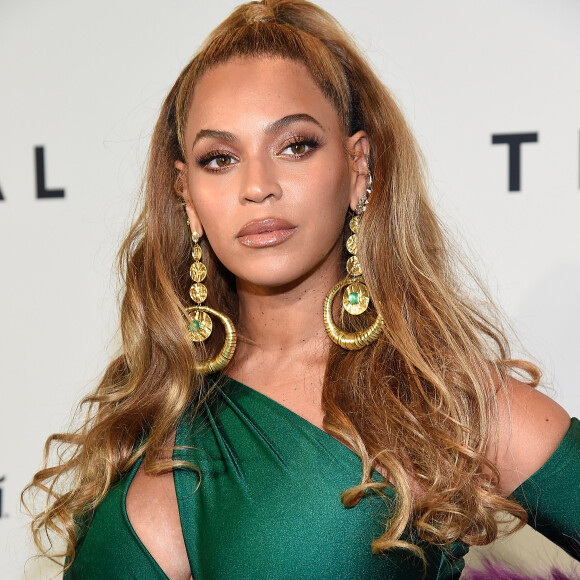 Beyoncé aposta em penteado half ponytail e maxibrincos Lorraine Schwartz