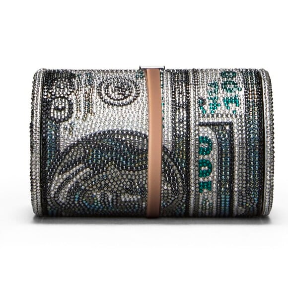 Puro luxo! A bolsa, elaborada para parecer um rolo de notas de cem dólares, tem mais de cristais austríacos Swarovski