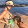 Ivete Sangalo, grávida de gêmeos, foi clicada ganhando um beijo do filho, Marcelo
