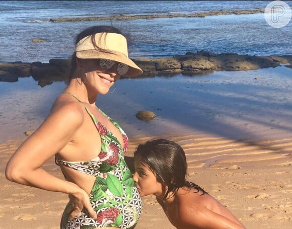 Ivete Sangalo, grávida de gêmeos, foi clicada ganhando um beijo do filho, Marcelo