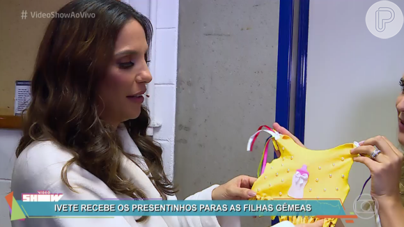 Ivete foi presenteada com mimos para as filhas gêmeas no 'Vídeo Show'
