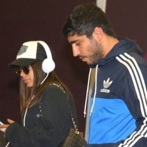 Anitta passou a usar aliança com o namorado, Thiago Magalhães, e estaria morando com empresário