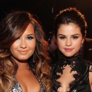 Selena Gomez e Demi Lovato eram amigas desde a infância, mas se afastaram com o passar dos anos