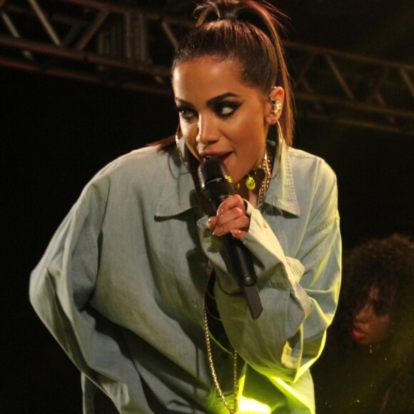 'Ainda tem que ler uma coisa dessas.. É de chorar', disparou Anitta