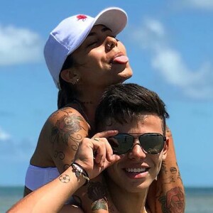 Thomaz Costa foi visto aos beijos com Gabriela Rippi em Porto Seguro, na Bahia