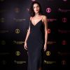 O vestido preto assimétrico Giuliana Romanno de Bruna Marquezine é vendido na internet a R$ 1.309