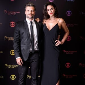 Bruna Marquezine combinou o vestido Giuliana Romanno com sandálias da grife italiana Gucci