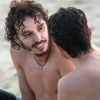 Carol Duarte e Gabriel Stauffer gravaram as cenas finais de Ivan e Cláudio na praia de Ipanema, no Rio