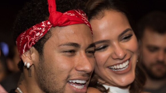 Repórter da Globo tieta Bruna Marquezine e manda recado: 'Neymar, você é o cara'
