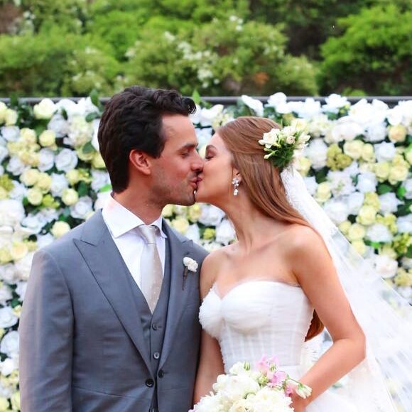 Casamento de Marina Ruy Barbosa e Xandinho Negrão teve picolé de salmão, bolo de quatro andares recheado de nozes e amêndoas e reuniu 800 convidados